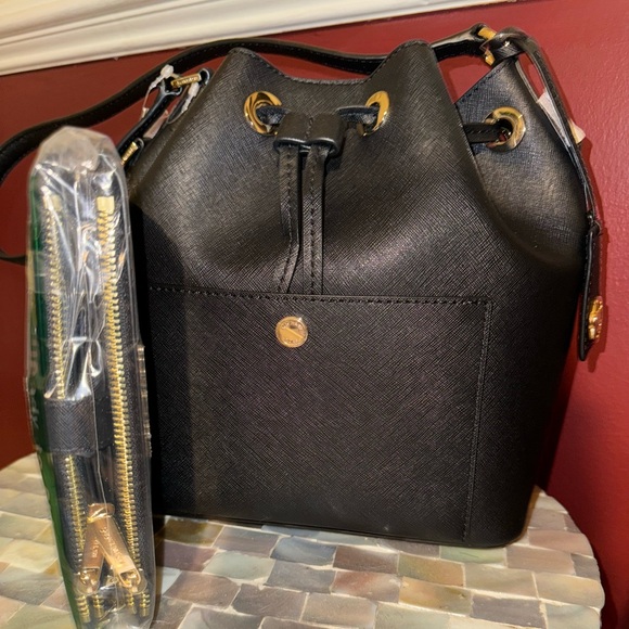 Michael Kors Greenwich Medium Bucket Bag Bicolor/Black & White (Gold Hardware) - Picture 13 of 15